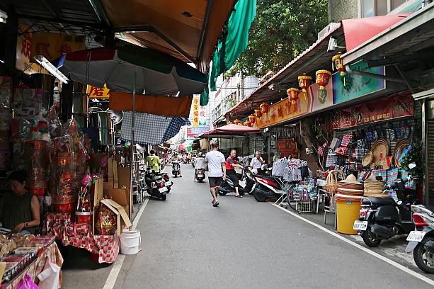 台湾南部の嘉義市にやってきました。「嘉義市東公有零售市場」は国定古跡である「嘉義城隍廟」のおとなりにある伝統市場。「東市場」の愛称で親しまれ、嘉義っ子の暮らしを支える台所として長きに渡りにぎわっています。