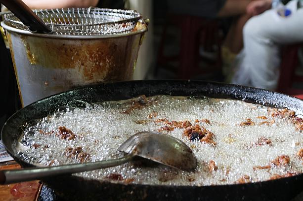 傍らで揚げているできたてのアツアツの豚から揚げ(炸排骨酥)もそそられます。おいしそ～♪