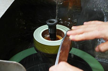 古くから回転式の研ぎ器を使った包丁研ぎで、近隣の店々や家庭を支えてきました。