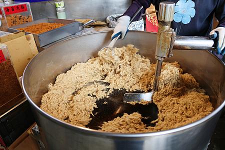 店の端っこに置かれた鍋からは、肉でんぶ(肉鬆)の香ばしい香りが漂います。