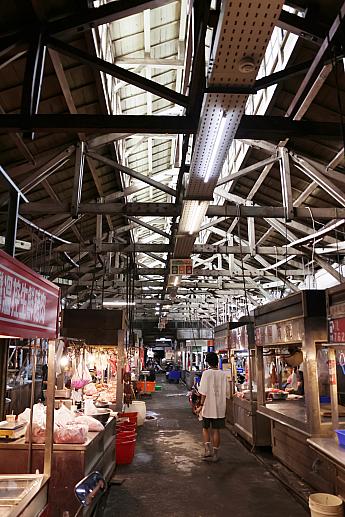 はじまりは日本統治時代の1900年、後の梅山地震(1906年)によって全壊したために1907年に建て替えられました。その後、2度に渡る地震や第二次世界大戦中の戦火に見舞われ、幾度となく改修を繰り返してきました。そんな建物はヒノキの骨組みが特長の木造建築で、嘉義市のもう1つの国定古蹟でもあります。