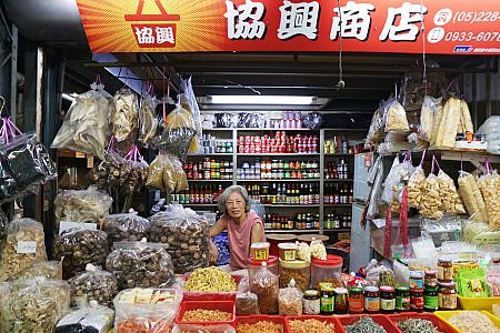 嘉義のソウルフード「火雞肉飯」のトッピングとして欠かせないたくあんを売っている店が多いのも嘉義らしくていい感じ！