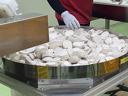 適度な大きさにカットされていきパッキングされます。カットされた状態を間近で見ると肉質の良さが際立っていました