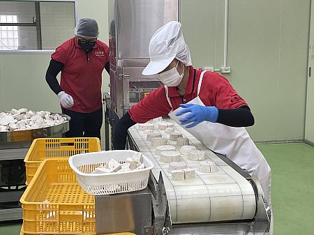 適度な大きさにカットされていきパッキングされます。カットされた状態を間近で見ると肉質の良さが際立っていました