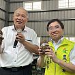 誇らしげに大甲のタロ芋を掲げる、左・大甲農會の黃瑞祥總幹事と右・農業部農糧署の陳啟榮副署長。タロ芋産業の変革と高度化を推進を目指してご活躍中！