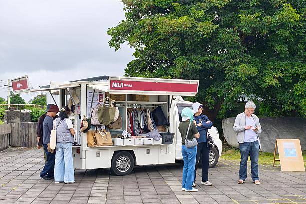 移動販売があるということは知っていましたが、実際に見るのは初めて！小雨が降っているにも関わらず、結構多くの人が集まってきていました！
