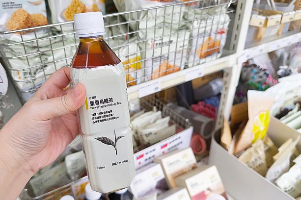 ペットボトルに入った蜜香烏龍茶は常温で売られていました！