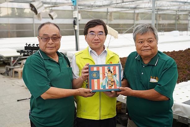 左から靖安農莊 卓永利總經理、農業部農糧署 陳啟榮副署長、靖安農莊負責人 卓永加氏<br>ご兄弟は御年70歳と72歳になるそうですが、園内をエネルギッシュに紹介してくれる様から、スマート農業の事業を生き甲斐にしているように感じました<br>画像提供：農糧署