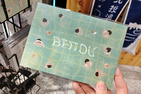 ポストカードもいろいろあります。切手も販売しているから、その場で書いて日本で待つ大切な人にお便りを出すこともOK！ポストも置かれていましたよ。