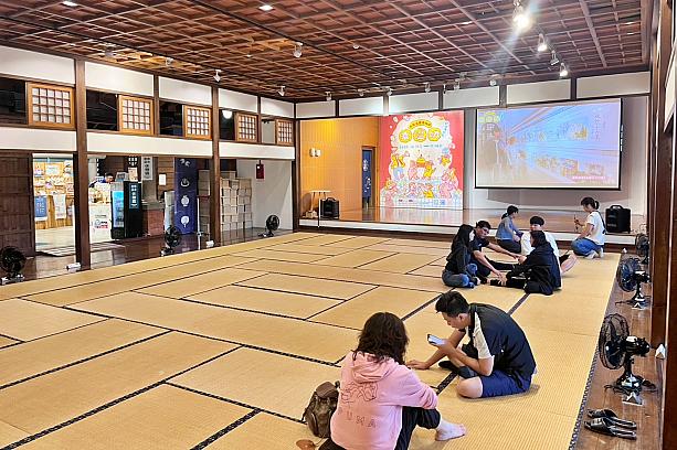 2階の大広間。昔の人はここでお風呂上がりのひと時を楽しんだはず。今でも自由に上がってくつろぐことができますよ。