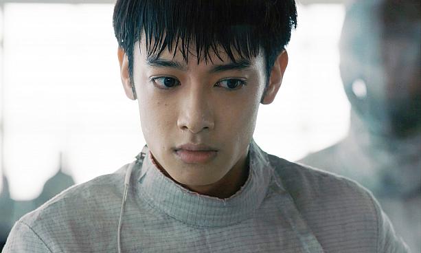 監督・脚本を手がけたのは、短編『Freeze』が世界70を超える映画祭で上映され長編デビューが待ち望まれた若き俊英・劉慧伶(ネリシア・ロウ)。フェンシング代表として活躍した異色の経歴をもつロウ監督が、台湾で実際に起きた事件と監督自身の兄との家族関係に着想を得て、フェンシングを題材にした愛と疑念が対立する傑作心理スリラーを生み出しました。<br>© Potocol_Flash Forward Entertainment_Harine Films_Elysiüm Ciné