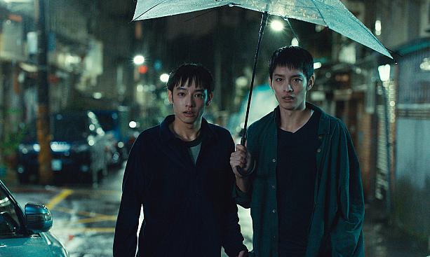 さらに映画初主演となる台湾の新星・劉修甫(リウ・シウフー)と映画『KANO-海の向こうの甲子園』で鮮烈なデビューを果たし本作では新境地を見せる人気俳優・曹佑寧(ツァオ・ヨウニン)が、自己欺瞞に揺らぐ美しき兄弟を熱演しています。<br>© Potocol_Flash Forward Entertainment_Harine Films_Elysiüm Ciné