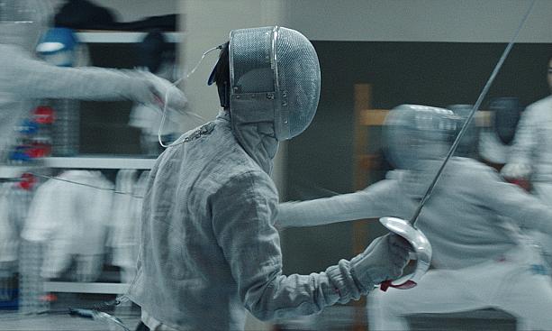 映画のあらすじを簡単に……フェンシングの試合中に対戦相手を刺殺し、少年刑務所から7年ぶりに出所した兄・子涵(ジーハン)と、疎遠になっていた弟・子滐(ジージエ)が再会。「事故だ」という兄の言葉を信じて、ジーハンを警戒する母の目を盗み、兄からフェンシングの指導を受けます。<br>© Potocol_Flash Forward Entertainment_Harine Films_Elysiüm Ciné