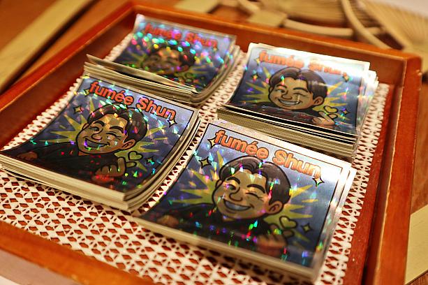 「体の半分は鶏肉でできている」と笑う笠氏。ご両親は福岡で有名な焼鳥と唐揚げの店「さわら街道」を切り盛りしているそう。自身も小さい頃から店を手伝い、鶏料理は身近だったと言います。また日本は元より、ヨーロッパ各地を渡り歩いて鶏料理を研究。弱冠25歳ながら独自のスタイルで鶏料理と向き合います。