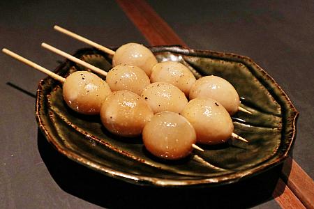 <b>焼鳥 うずらの卵｜鵪鶉蛋</b><br>濃口醬油、砂糖、みりん、カツオ出汁のタレで3日間漬け込んだウズラの卵に鶏油をぬって焼き上げました。香ばしさが美味～！旨味の秘密は2度の塩振り。食べるとトロロ～ンと半熟の黄身があふれます。感動～！
