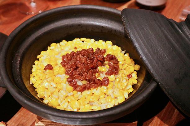 <b>燻製コーンライス｜燻製玉米飯</b><br>「fumée」で人気の釜飯をアレンジしたのがとうもろこしご飯です。鶏ガラスープに、バターとスイートコーン、九州産甘口醬油を加えて炊きました。使うのはシェフが慣れ親しんだ福岡産「元気米」。さらにウイスキー樽でいぶして香りづけをしている裏技も。コーンのシャキシャキ食感もイイ感じ♪