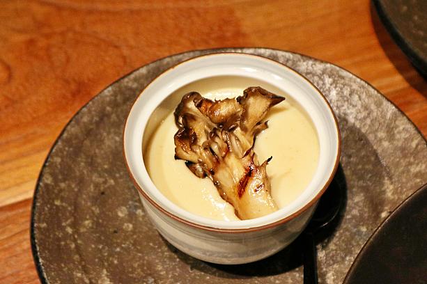 <b>鶏出汁茶碗蒸し｜雞高湯茶碗蒸</b><br>一般的なカツオと昆布出汁のかわりにチキンスープを使用した洋風茶碗蒸しです。ひと口食べると香ばしさが口いっぱいに広がり、中からとろ～んとモツァレラチーズが顔を出します。幾重にも広がる味わいに驚きの連続！