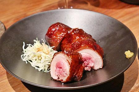 <b>チキンロール‧キャベツサラダ｜雞肉捲‧高麗菜沙拉</b><br>台湾で食べた北京ダッグに感動したという笠シェフ。そんな思い出の味にオマージュしたのがこのチキンロールです。塩こうじに漬けた鶏肉はしっとり＆やわらか～♪一方、外皮はパッリパリで、うん♡北京ダックみたい。味変は九州特産の柚子胡椒で決まり！