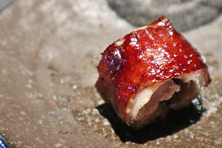 <b>チキンロール‧キャベツサラダ｜雞肉捲‧高麗菜沙拉</b><br>台湾で食べた北京ダッグに感動したという笠シェフ。そんな思い出の味にオマージュしたのがこのチキンロールです。塩こうじに漬けた鶏肉はしっとり＆やわらか～♪一方、外皮はパッリパリで、うん♡北京ダックみたい。味変は九州特産の柚子胡椒で決まり！