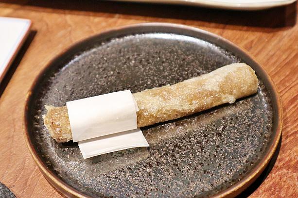 <b>日本ごぼう唐揚げ｜日本牛蒡唐揚</b><br>福岡うどんのお供、ごぼう天をアレンジしたのがこちら。ぶっ太くカットしてあるから、ごぼうのシャキシャキ感がダイレクトに楽しめます。スナック感覚でつまんで食べられるのもよき♡