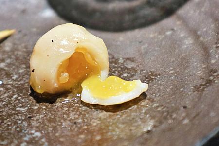 <b>焼鳥 うずらの卵｜鵪鶉蛋</b><br>濃口醬油、砂糖、みりん、カツオ出汁のタレで3日間漬け込んだウズラの卵に鶏油をぬって焼き上げました。香ばしさが美味～！旨味の秘密は2度の塩振り。食べるとトロロ～ンと半熟の黄身があふれます。感動～！