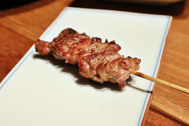 <b>焼鳥 せせり(塩)｜雞頸肉(鹽味)</b><br>身が締まった弾力が特徴のせせり(首小肉)。しっかりと串刺しすることで、ジューシーな旨味と脂を閉じ込めて、外カリっ＋中プリっとした食感に。伯方の塩で下味をつけたら、仕上げは台湾・嘉義「洲南鹽場」の天日干し塩をひと振りをするのが「fumée」流。ここでも再現しています！