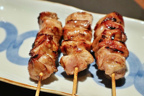 <b>焼鳥 もも(タレ)｜雞腿(醬汁風味)</b><br>歯ごたえの九州スタイルと、ふっくら柔らかでジューシーな台湾スタイルを合わせた焼鳥が実現！タマネギを隠し味にしたタレは福岡らしいちょっぴり甘めの味わいです。