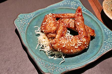 <b>甘辛手羽｜甘辛雞翅</b><br>福岡の定番手羽先を「inari」風に再現。濃口と薄口の醤油、甘口と辛口の日本酒、さらに砂糖を合わせた甘辛ダレがポイントです。ちょっとお行儀悪いけど、指までなめた～い！