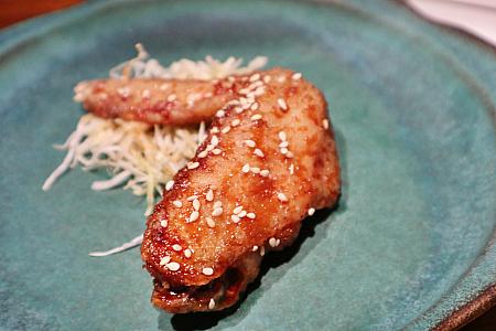 <b>甘辛手羽｜甘辛雞翅</b><br>福岡の定番手羽先を「inari」風に再現。濃口と薄口の醤油、甘口と辛口の日本酒、さらに砂糖を合わせた甘辛ダレがポイントです。ちょっとお行儀悪いけど、指までなめた～い！