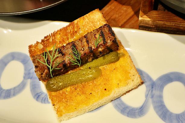 <b>サンドイッチ｜三明治</b><br>お洒落なチキンのオープンサンドを飾るのは、鶏もも肉と軟骨、玉ねぎを加えて成形したつくねと大きめのピクルスです。柔らか＆濃厚な味わいのつくねとシャキシャキ＆爽やかなピクルスがベストマッチ！