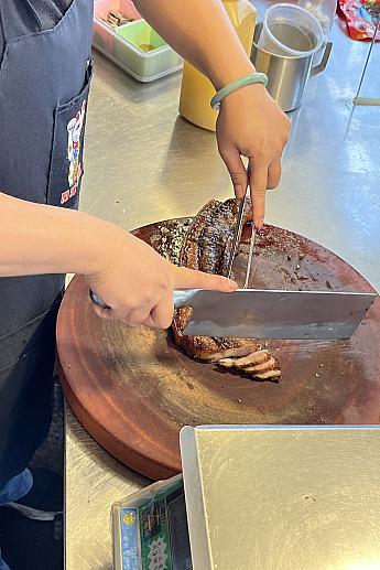 お店の方が慣れた手つきでどんどん切ってくれます！