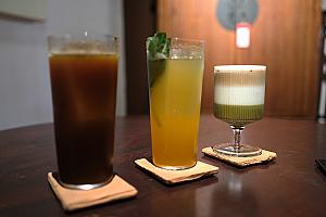 左から新天井可樂(クラフトコーラ)、桔香蘇打(柑橘ソーダ)、擂茶拿鐵(レイチャラテ)