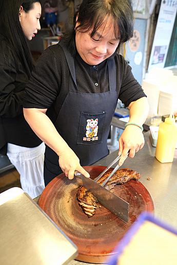 お店の方が慣れた手つきでどんどん切ってくれます！