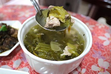 酸菜肚片排骨湯(酸菜と豚肉のスープ)