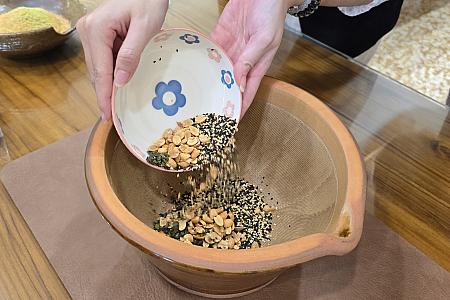 ごま、ピーナッツ、茶葉を酢すり鉢に入れ…