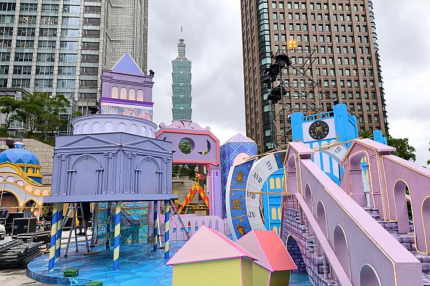 うん？なんだか足場がまだある……。SNSではもう始まっていそうだったけれど……？調べてみると「2025年11月14日」スタート……。来るのが早すぎました！