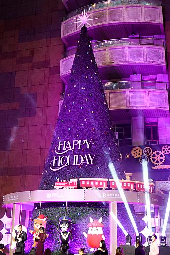 でもね、もう心は「クリスマスツリー」がどうしても見たいのですよ！！というわけで、もう始まっている台北駅の大ホールへ。やっとちゃんと光っているクリスマスツリーが見られた～！