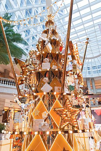 うん？これもなんだか例年とは違うような……？調べてみると「2025年11月23日」まで開催されているDior(ディオール)のポップアップストアでした。へ？