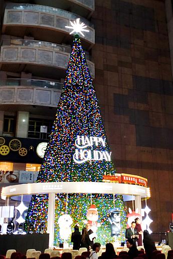 でもね、もう心は「クリスマスツリー」がどうしても見たいのですよ！！というわけで、もう始まっている台北駅の大ホールへ。やっとちゃんと光っているクリスマスツリーが見られた～！