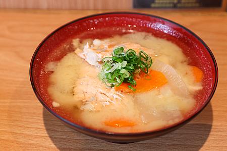 これにハイボールかコーラかお味噌汁を選べるのですが、川村料理長が激推しするのが「ハイボール」を組み合わせること。酢飯の酸味・魚の脂・醤油の塩味に対し、ハイボールの炭酸が口内をリセットし、次の一貫をよりクリアに味わえます。