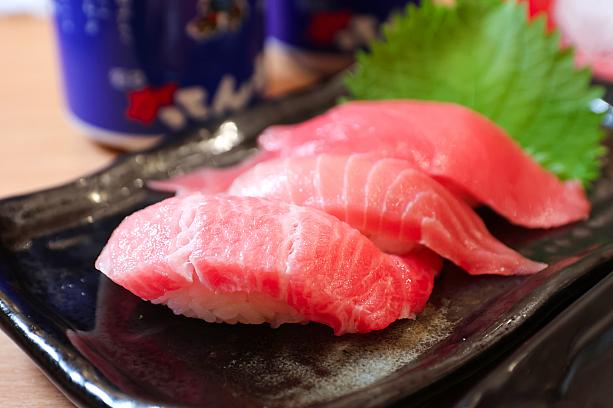 これで満腹になるんですが、「がってん寿司」はマグロの仕入れに定評があるというので、追いマグロするのはお忘れなく♡ナビは口に入れた途端とろける滑らかさと、しっかりとしたうま味が口の中に広がって幸せすぎる「大トロ」を食べてこの日の〆にしましたよ！