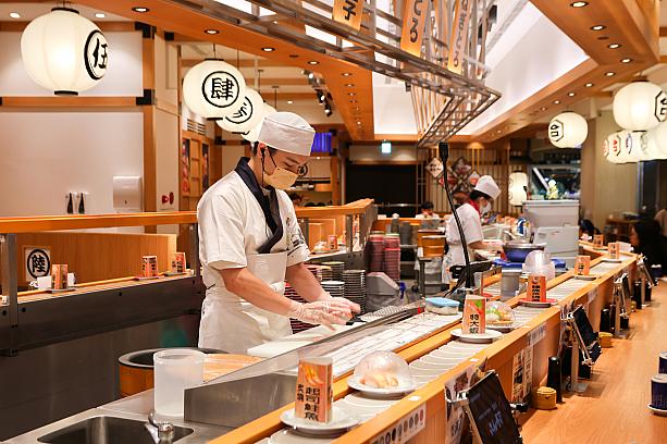 もちろん、台湾の「がってん寿司」も注文ごとに職人が握ってくれるのが最大の特徴！機械には出せない、ネタやシャリの温度・湿度に応じて握りの力加減を調整してくれので、口に入れた瞬間にほどける絶妙な食感を楽しめます。