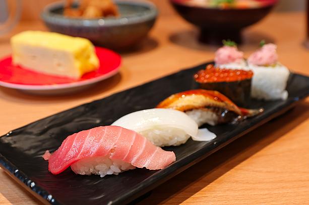 今回のコースは、単なる人気のネタの寄せ集めではなく、お寿司の「起承転結」を意識した構成になっています。<br><br><b>起</b>：脂と温度のバランスで旨味を引き出している『中トロ』、<b>承</b>：弾力と包丁技で職人の技を楽しめる『ヤリイカ』、<b>転</b>：甘辛タレとふわっとした食感のバランスが最高な『うなぎ』、<b>結</b>：海の旨味と爽やかな締めにぴったりの『いくら軍艦』＆『ネギトロ巻き』