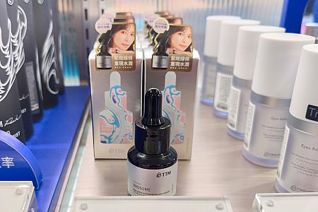 台湾での実態店はここ台北101だけ！おなじみのシートマスクのほか、セラムなどを販売しています。実際に試して、使い心地を確認してから購入が可能です！しかも、ナビが訪れた時は割引優待もあったからお得に購入できちゃいます！(2000元以上買えば免税処置もできちゃうし)