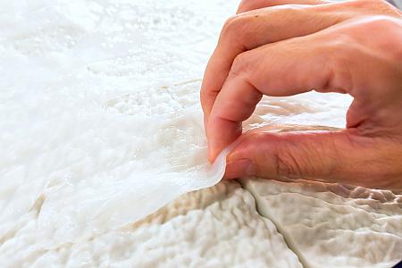 「TTM提提研」のシートはバイオファイバーマスク(生物纖維面膜)と呼ばれる特殊構造。極細のバイオセルロース繊維を使用しているから美容成分をたっぷり吸い込んで潤いたっぷり！おまけに肌に吸い付くような密着力で顔の凸凹にもぴったりフィット！シートに含まれた成分をしっかりと肌に届けてくれます。触ってみると、ぬめ～っとした感じがして効果に期待が持てます！