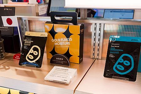 黒マスクはバイオファイバーマスクではないけれど、世界基準の安心＆安全なエコテックス®(OEKO-TEX®)を使用してアジア人の顔にフィットするようにデザインされています。また独占開発のHydro Oatで保湿力もアップ！これまでのよりパワーアップしたのでパケもマイナーチェンジしていますよ。