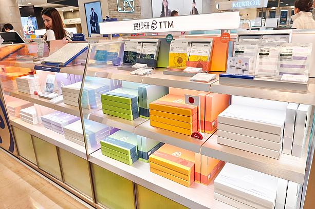 目指すはB1階！「鼎泰豐」向かいにあるお土産コーナー「伴手禮區」は食品土産が豊富で、「スタバ」前の通路は台湾雑貨などが並びます。ですが、今回チェックしたのは南側エスカレーター(信義南)付近のお店。