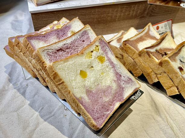 パネトーネのほかにも、19号発酵バターを使用したデイリーなパンがお目見え。<br>紫芋地瓜吐司(紫芋食パン)は生地にタロ芋を練り込み、さつまいもの角切りを加えた一品。