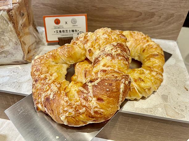 艾曼達芝士麵包(艾曼達チーズパン)は、フランスパン風生地に、19号発酵バターとチーズを加えた塩気のあるパン。外はサクッと香ばしく、中は柔らかで食べる手が止まらなくなります。