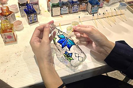 なぞった線が乾いたら色を付けていきますよ～